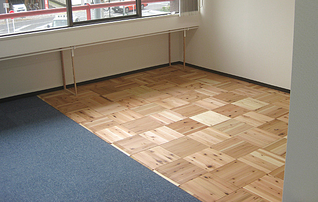 置き床方式で施工された無垢杉フローリングの床