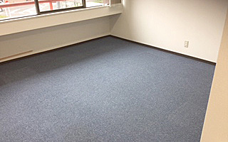 施工前のカーペット敷きの床