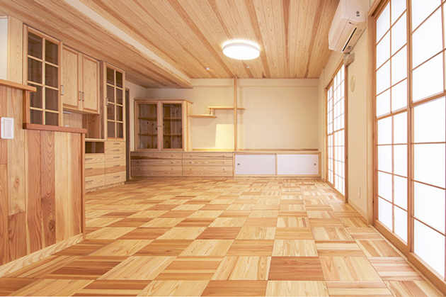 天井から床、家具まで無垢材を使用してフルリノベーション